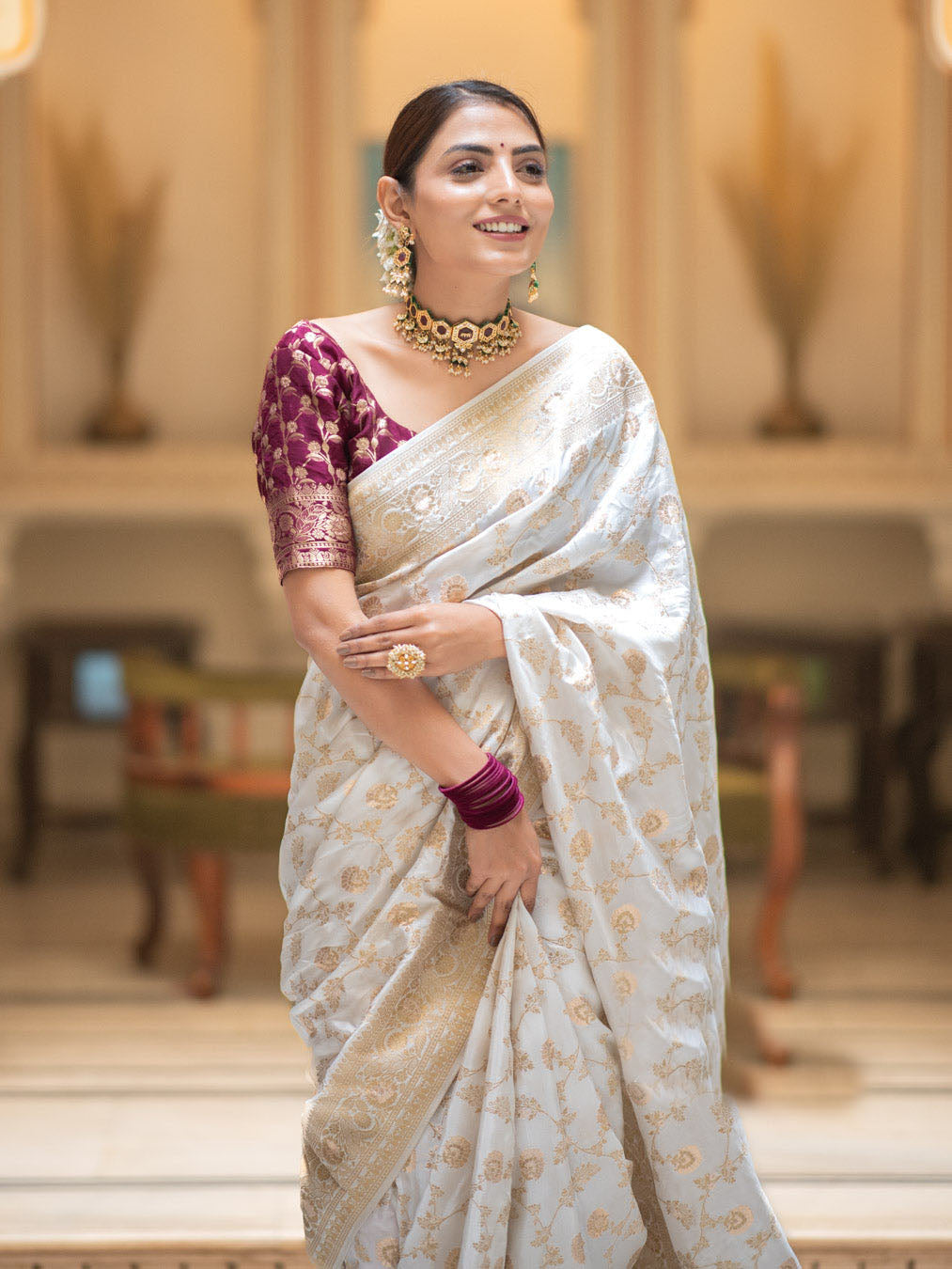 Hira White Banarasi Silk Saree With Amazing Blouse Piece