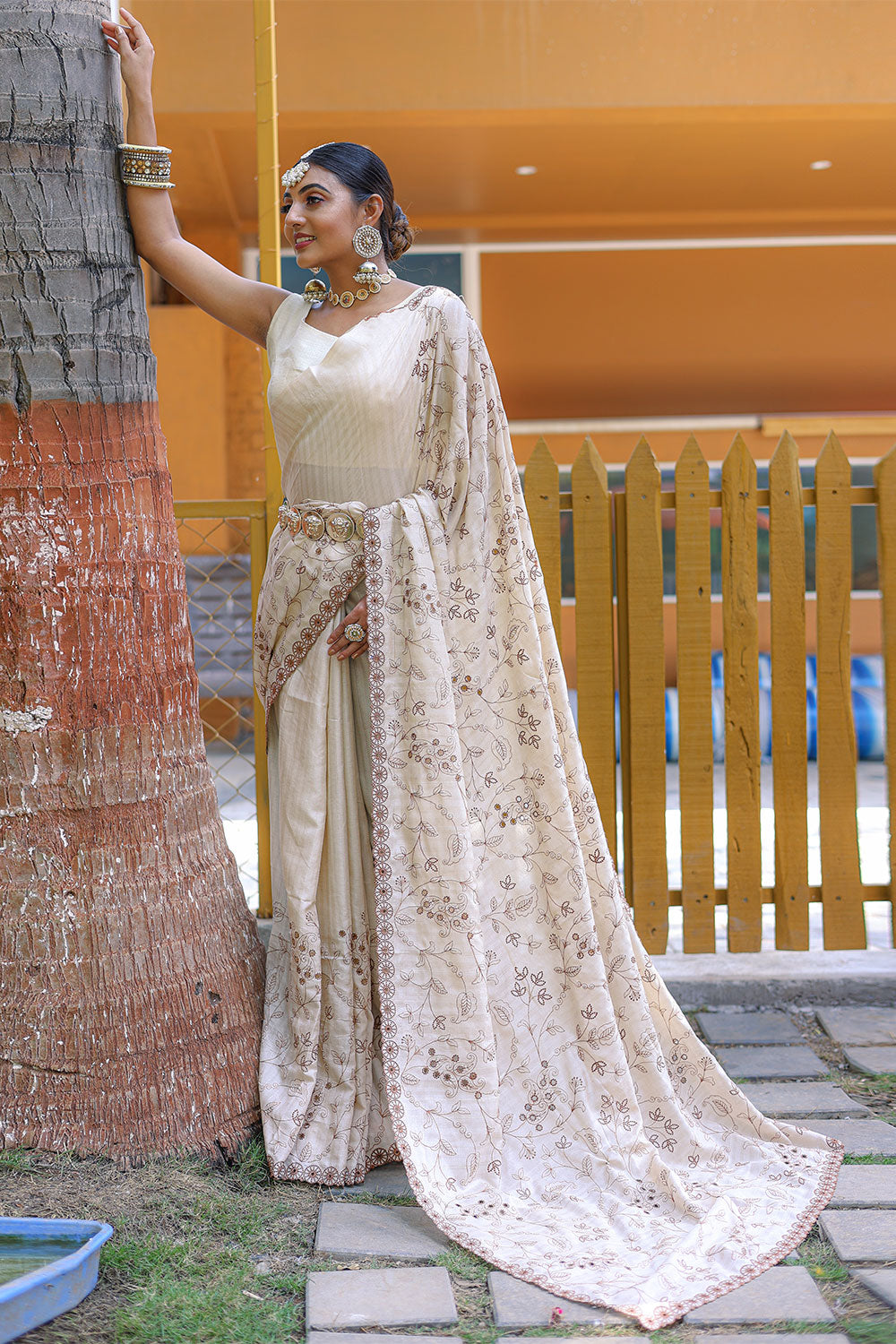 Elegant Off-White Soft Silk Saree: Perfect for Weddings and Parties in 2023  | Soft silk sarees, Party wear indian dresses, Silk sarees