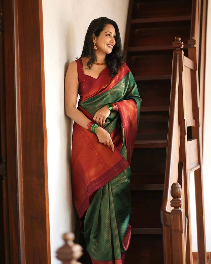 GreenChin Green Banarasi Silk Saree WIth Fabulouse Blouse Piece