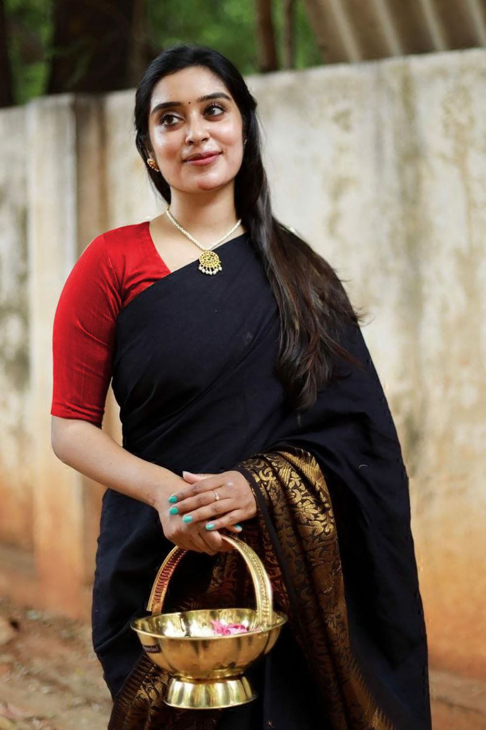 Black Silk Saree With Zari Weaving Work