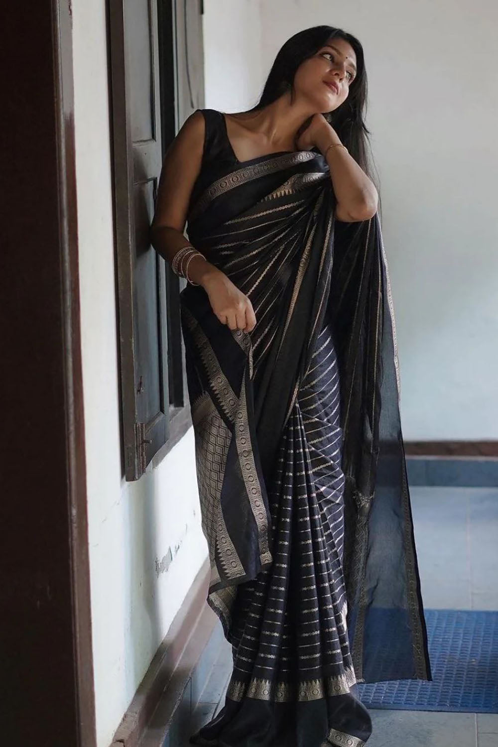 Black Banarasi Silk Saree With Zari Weaving Work