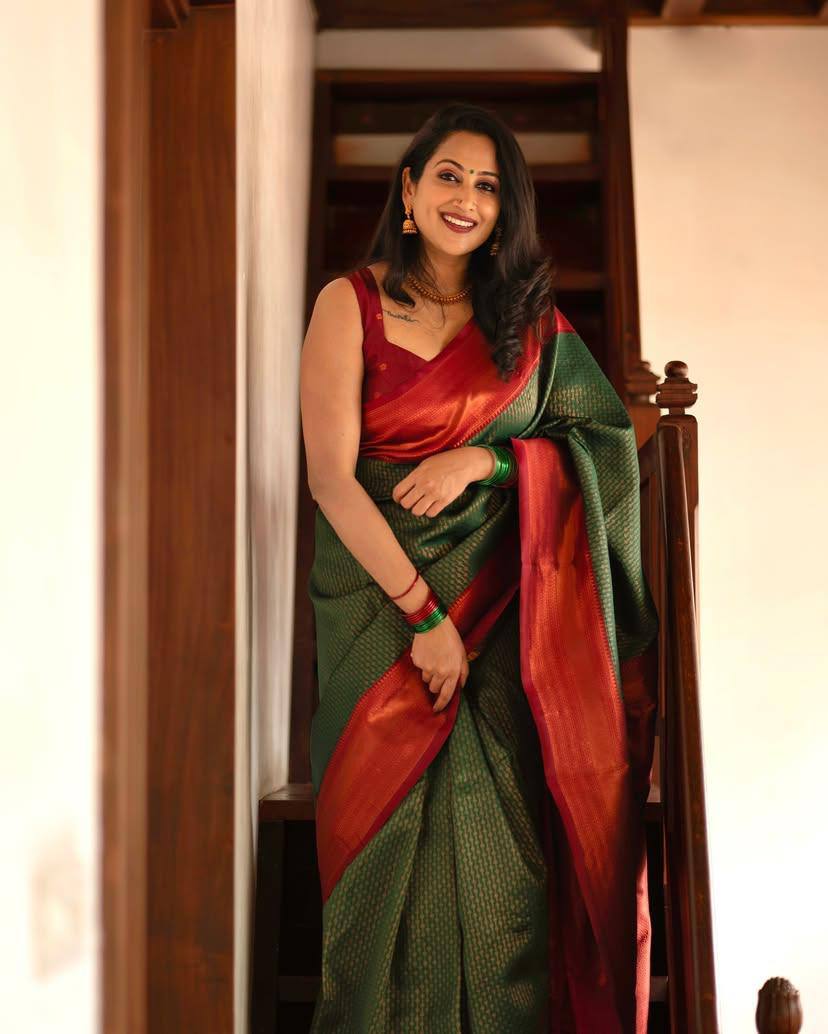 GreenChin Green Banarasi Silk Saree WIth Fabulouse Blouse Piece