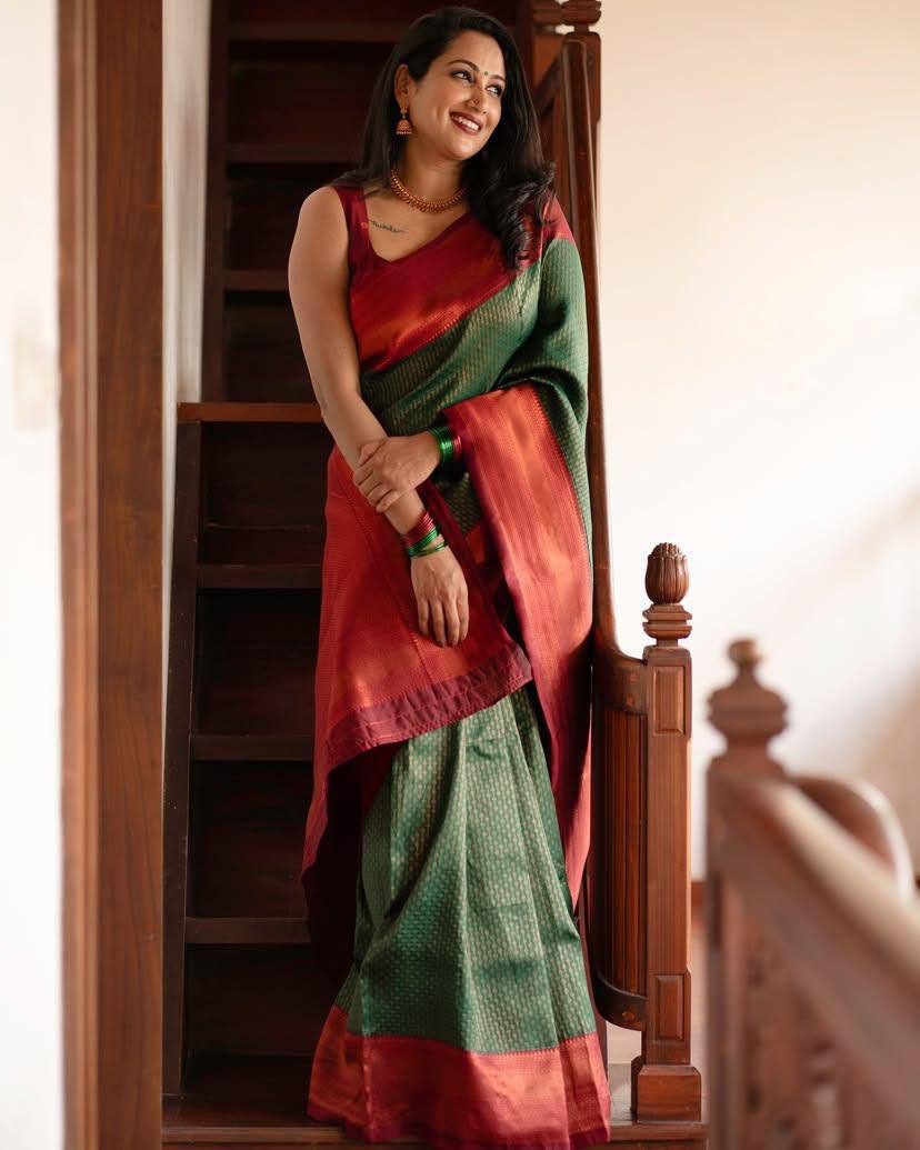 GreenChin Green Banarasi Silk Saree WIth Fabulouse Blouse Piece