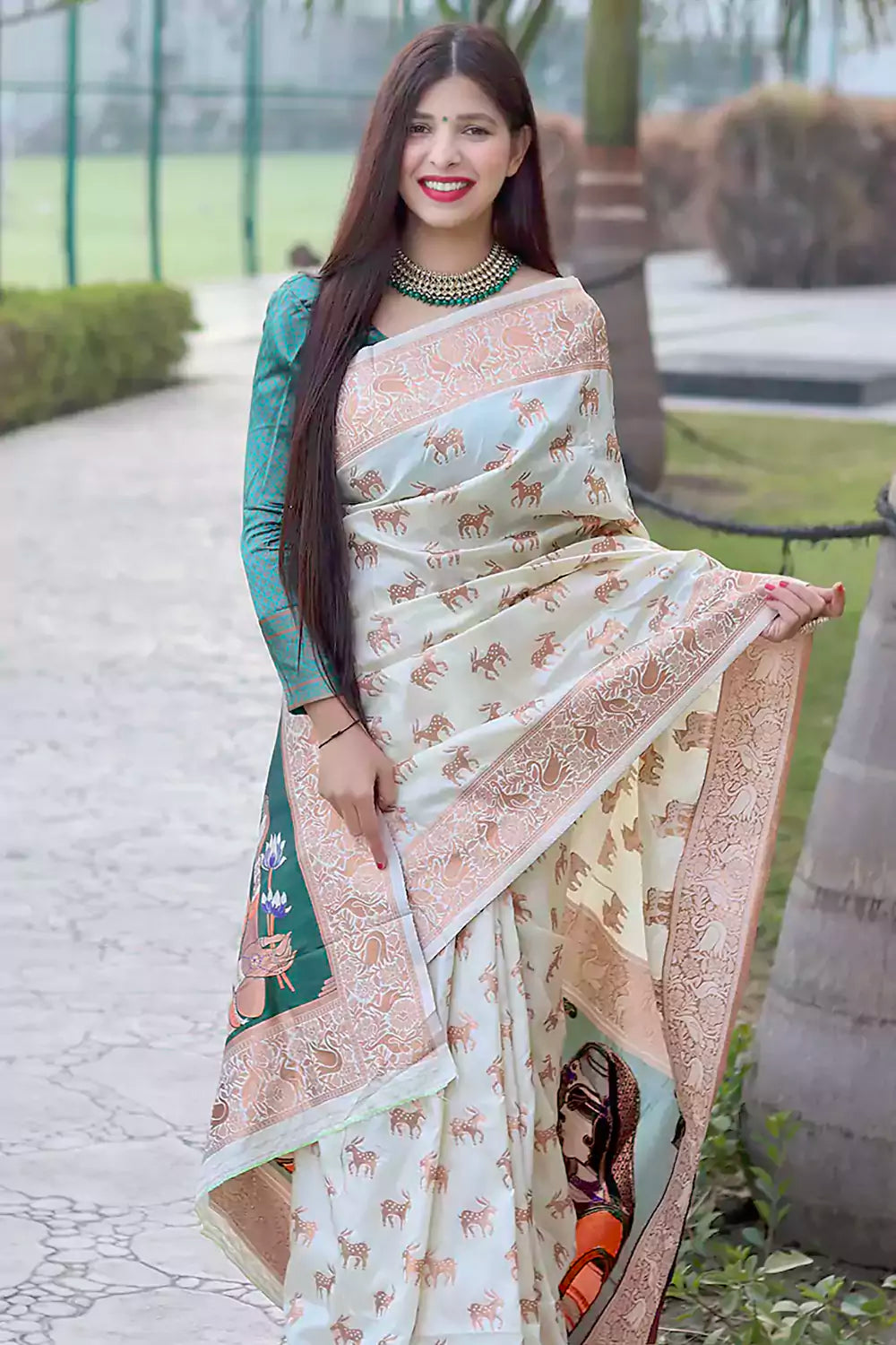 White Soft Silk Saree With Zari Weaving – Bahuji - Online Fashion &  Lifestyle Store